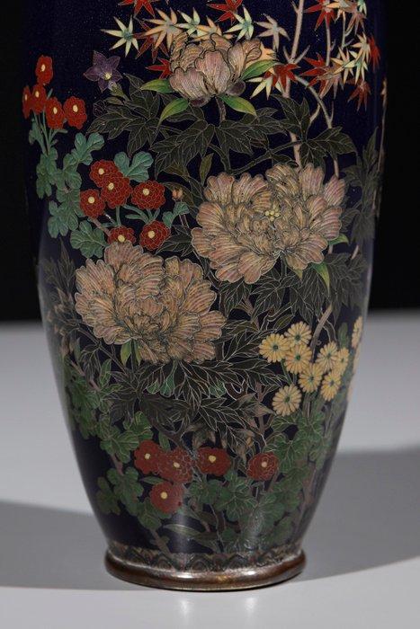 Vaas - Emaille, Een elegante cloisonné vaas versierd met een, Antiek en Kunst, Antiek | Overige Antiek