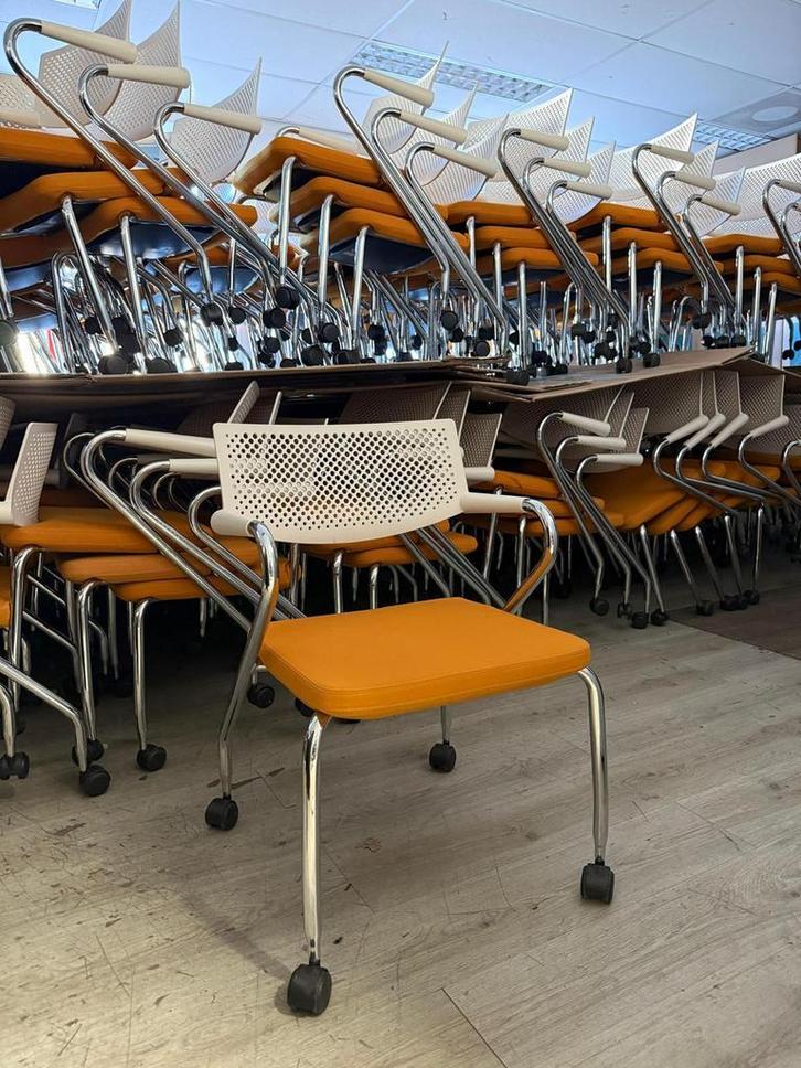 200x Vitra Visaroll 2 Verrijdbare Vergaderstoel (Visavis), Huis en Inrichting, Bureaustoelen, Bureaustoel, Oranje, Zo goed als nieuw