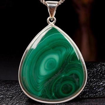 Pendentif en argent tombé avec malachite. Malachite cercles