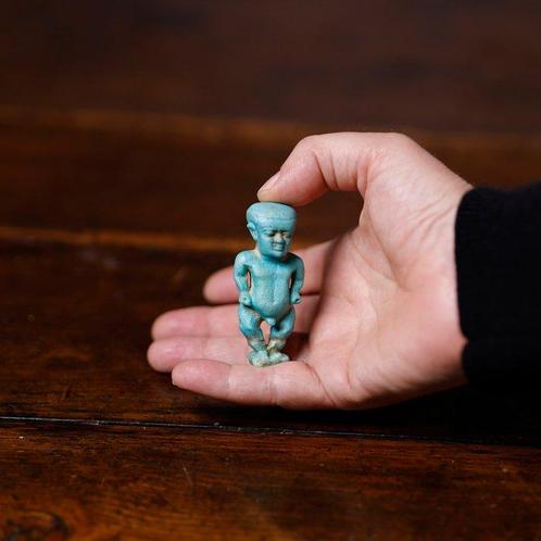 Het oude Egypte, enorm Pataikos-amulet in blauw geglazuurde, Verzamelen, Mineralen en Fossielen