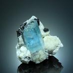 Béryle aquamarine avec tourmaline schorl sur feldspath