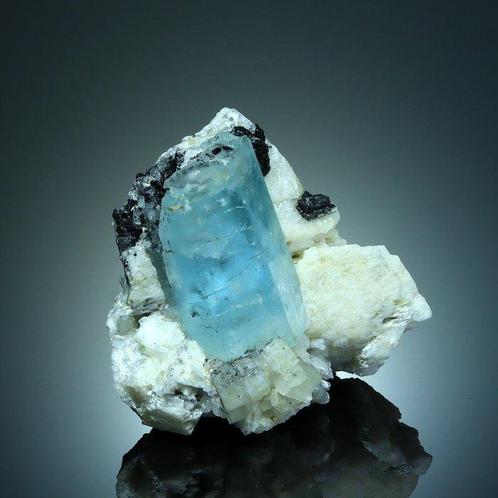 Béryle aquamarine avec tourmaline schorl sur feldspath, Verzamelen, Mineralen en Fossielen