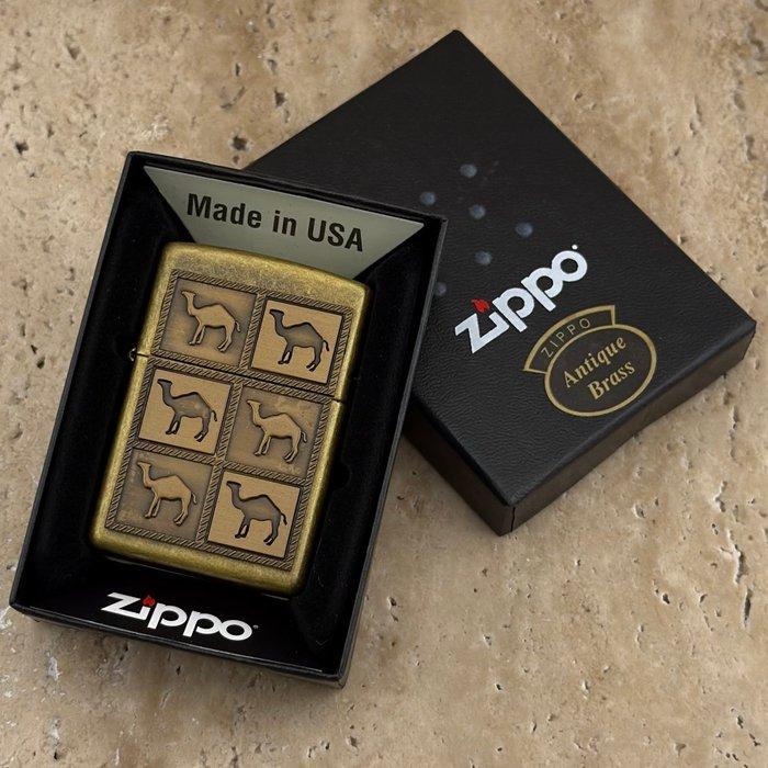 Zippo - Camel - Antique Brass - Zonder minimumprijs -, Collections, Articles de fumeurs, Briquets & Boîtes d'allumettes