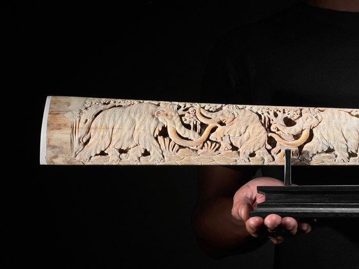 NIET-BIEDEN PRIJS - Extra groot zwaardvisrostrum op een op, Antiek en Kunst, Kunst | Designobjecten