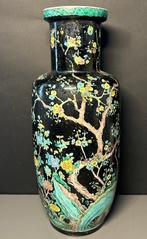 ANTIQUE CHINESE FAMILLE VERTE BLACK GROUNDED ROULEAU VASE -, Antiek en Kunst