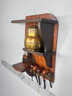 Houten rokerswandkast met koperen tabakspot en vijf pijpene, Antiek en Kunst