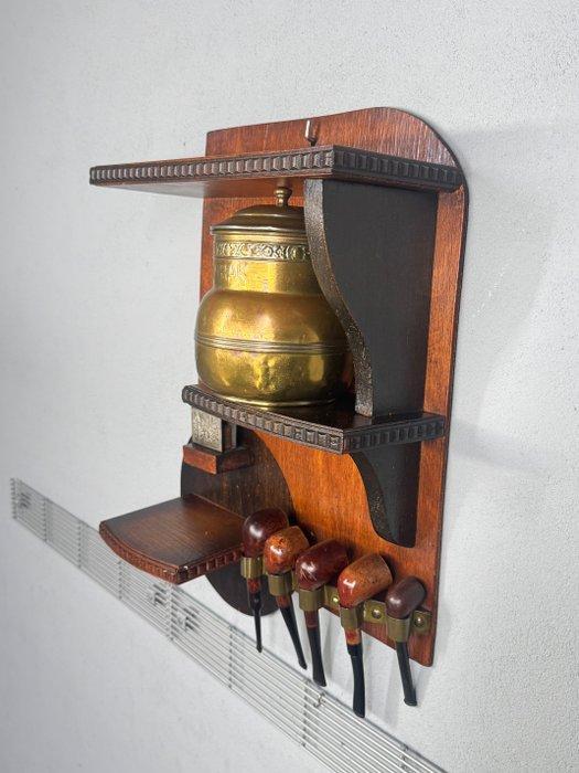 Houten rokerswandkast met koperen tabakspot en vijf pijpene, Antiquités & Art, Curiosités & Brocante