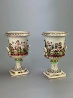 Vase (2) - Céramique - dans le style Capodimonte, Antiek en Kunst