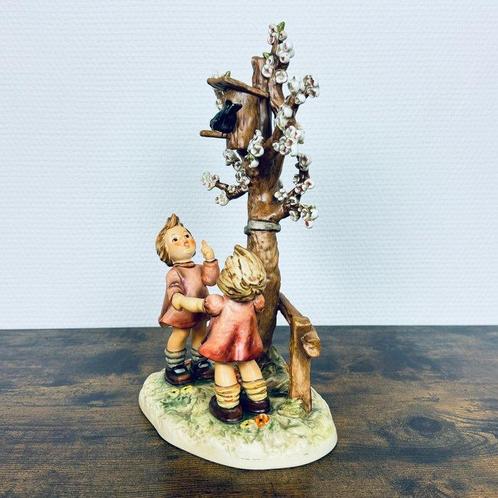 Hummel # 635 - Welcome Spring - TMK7 - Boxed - Figurine -, Antiek en Kunst, Curiosa en Brocante