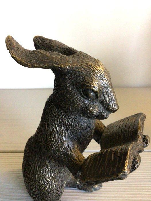 sculptuur, Grappig lezend haasje - 14 cm - Legering, Antiquités & Art, Curiosités & Brocante