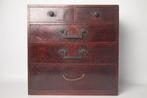 Ancien petit coffre à tiroirs japonais en bois de Zelkova