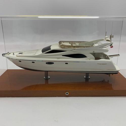 Bieden: Original Ferretti F592 1:70 scale model, Watersport en Boten, Bootonderdelen, Ophalen of Verzenden
