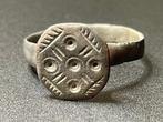 Middeleeuwen, kruisvaardersperiode Brons Ring met een kruis, Antiek en Kunst