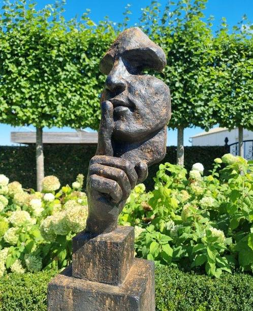 Beeldje - Man met zijn wijsvinger voor de mond - 78 cm -, Antiek en Kunst, Curiosa en Brocante