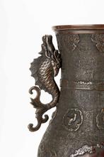 Vase - Bronze, Un grand vase en bronze patiné avec des, Antiek en Kunst