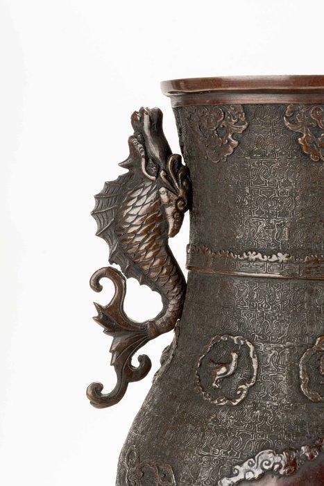 Vase - Bronze, Un grand vase en bronze patiné avec des, Antiek en Kunst, Antiek | Overige Antiek