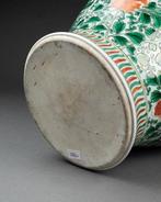 Potiche Balustre bij Qiling en Geperforeerde Rotsen -