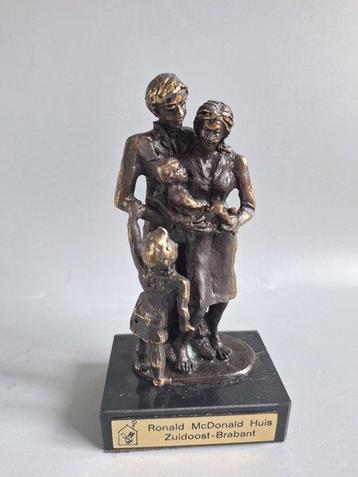 onbekend - MN - Beeld, Gezin, Ronald Mcdonald huis - 14.3 cm beschikbaar voor biedingen