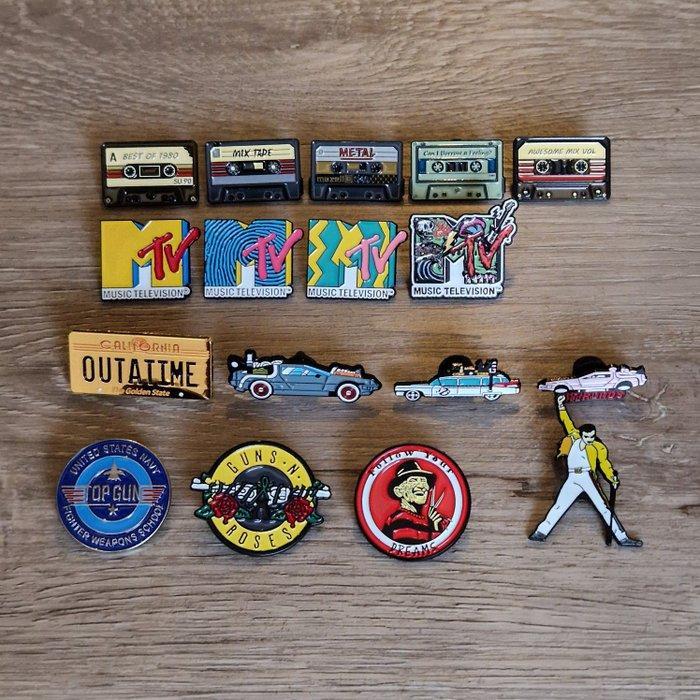 Insigne Set of 17 badges with cards from the 80s nostalgia -, Antiek en Kunst, Antiek | Speelgoed