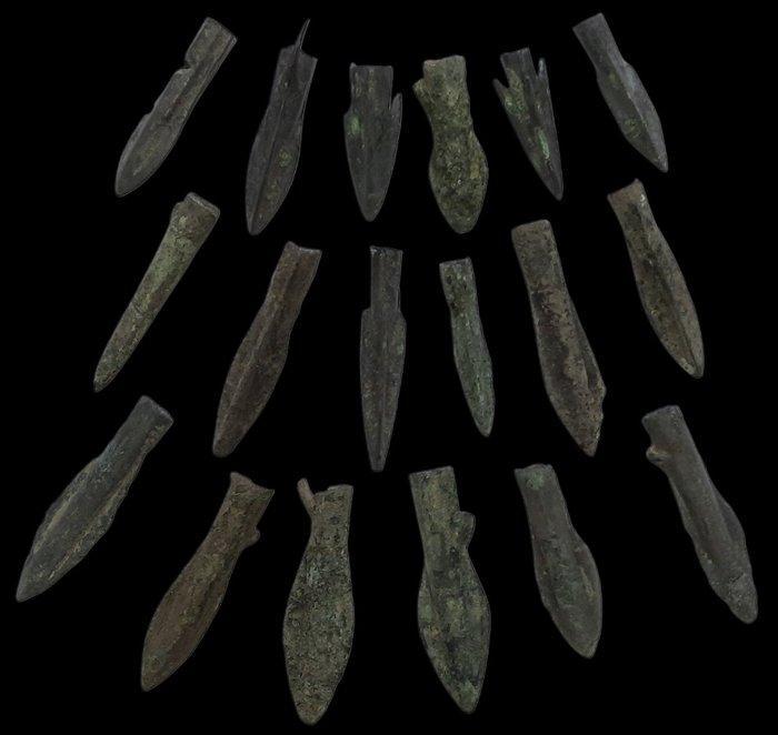 Scythisch Verzameling grote bronzen pijlpunt - 18 stuks. In, Collections, Minéraux & Fossiles
