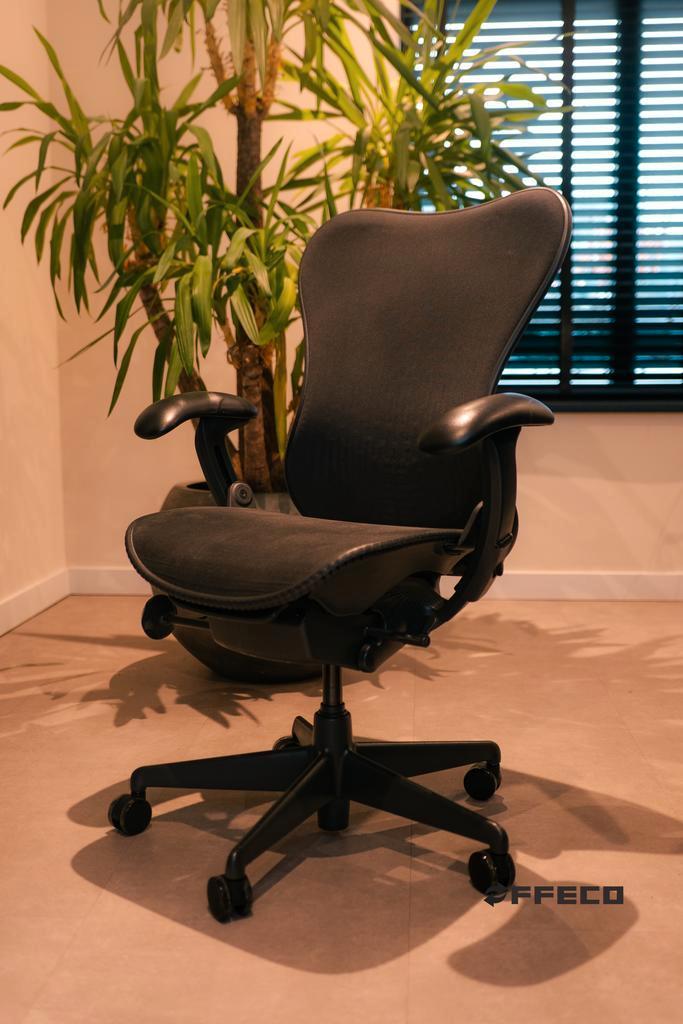 100x Refurbished Herman Miller Mirra Bureaustoel - Zwart, Huis en Inrichting, Bureaustoelen, Bureaustoel, Zwart, Zo goed als nieuw