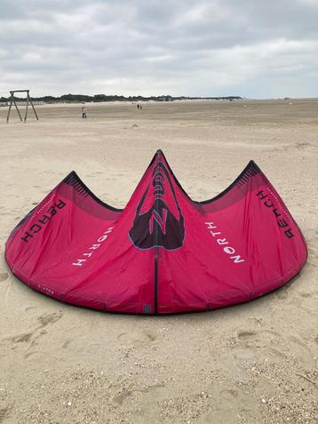 2025 North Reach Kite 8m Rubine Red R beschikbaar voor biedingen