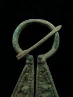 Viking periode Brons Versierde begrafenis fibula/broche. -, Antiek en Kunst