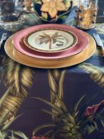 Tafelkleed met exotische bloemen en vogels tegen een donkere