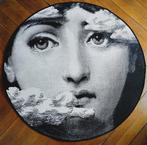 Daprès Piero Fornasetti - Tapijt - 80 cm - 80 cm - Gezicht, Antiek en Kunst