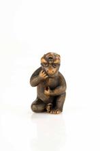 Een ongewone boxwood netsuke van een aap met een, Antiek en Kunst