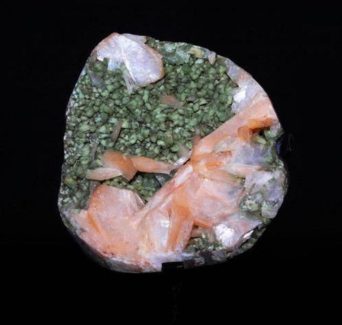 Épidocte verte avec cristaux de stilbite rose Géode -, Verzamelen, Mineralen en Fossielen