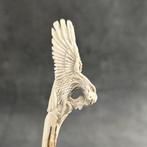 Snijwerk, NO RESERVE PRICE - an Eagle Carving from a deer