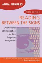 Reading Between The Signs 9781941176023 Anna Mindess, Verzenden, Zo goed als nieuw, Anna Mindess