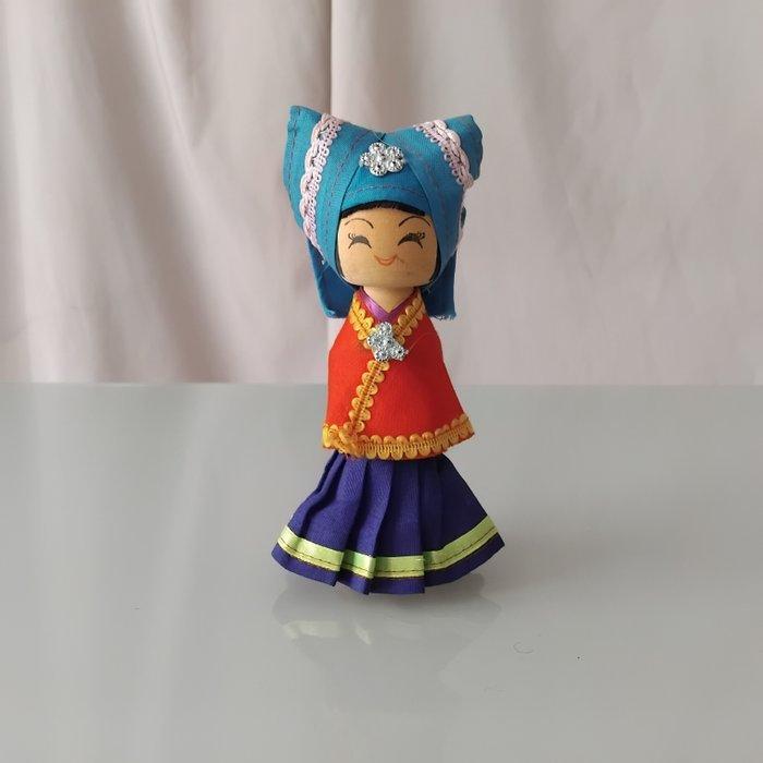 39 Bambole etniche in abiti tradizionali - Pop - Van de, Antiek en Kunst, Antiek | Speelgoed