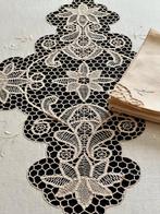 Oud geborduurd kanten tafelkleed met heksen, 10 bijpassende