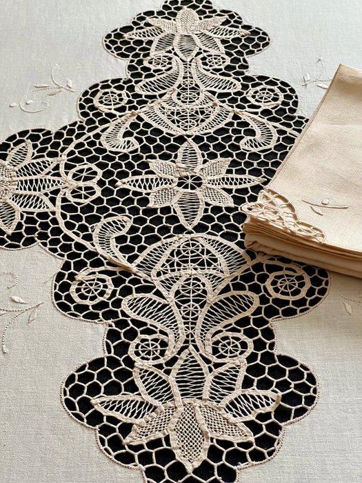 Oud geborduurd kanten tafelkleed met heksen, 10 bijpassende, Antiek en Kunst, Kunst | Designobjecten