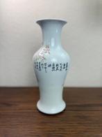 Een fijne famille rose vaas van Chinees porselein - Keramiek