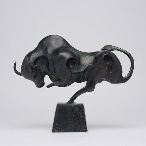 Sculpture, Bronze Sculpture of a Striking Bull - with base -, Antiek en Kunst, Kunst | Designobjecten