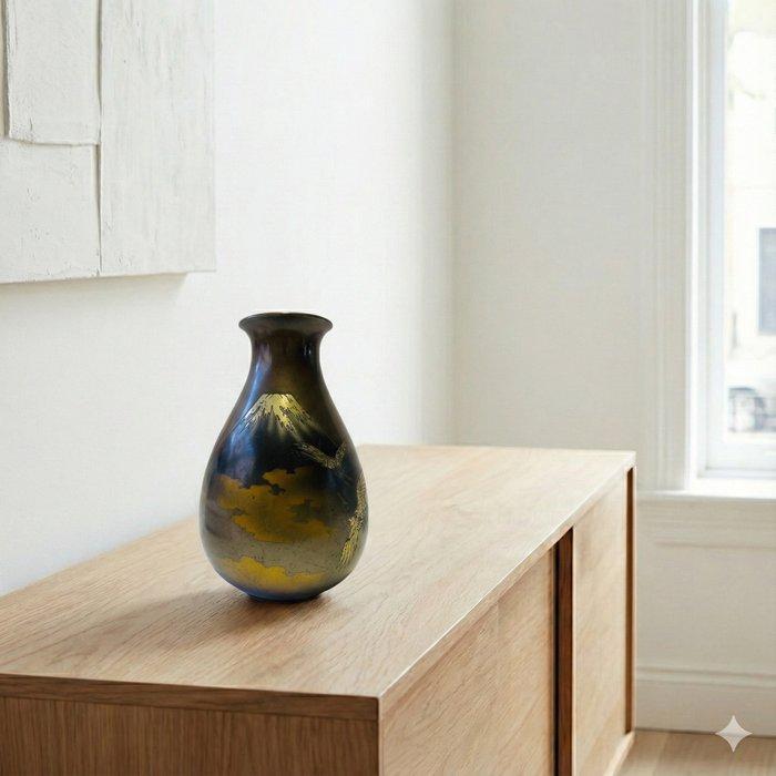 Koperen vaas met ingelegde Mount Fuji en kraanvogelontwerp –, Antiek en Kunst, Antiek | Overige Antiek