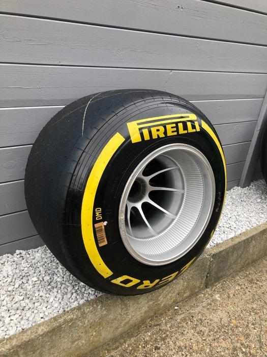 Tyre complete on wheel, Verzamelen, Automerken, Motoren en Formule 1