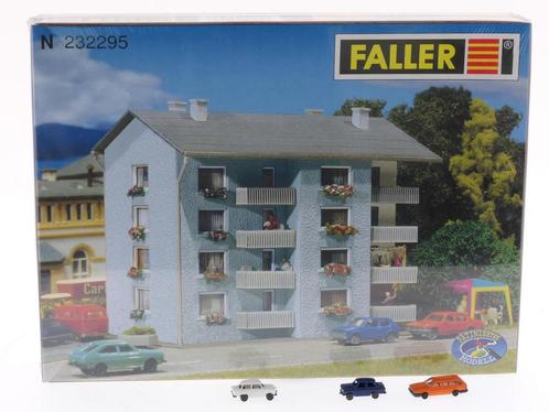 Schaal N Faller 232295 flatgebouw met 3 autos #5514, Hobby en Vrije tijd, Modeltreinen | N-Spoor, Zo goed als nieuw, Analoog, Ophalen of Verzenden