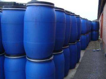 Blauwe vaten,tonnen van 220 L met deksel en klemring