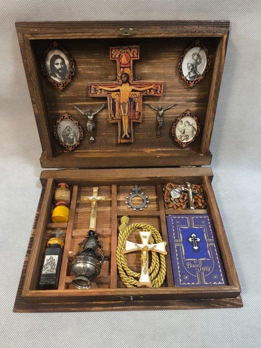 Exorcist- en antivampierkit - Hout, metaal, glas, enz. -, Antiek en Kunst, Antiek | Boeken en Manuscripten