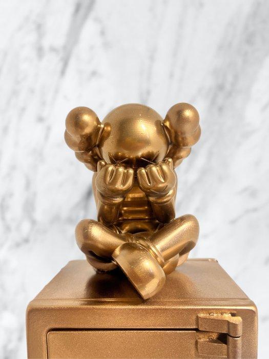 Mr_Winehot - Safe Golden Sculpture Louis Vuitton - Catawiki