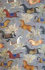 Luxe Oosterse stof met rennende paarden - 600x140cm - grijs, Antiek en Kunst, Curiosa en Brocante