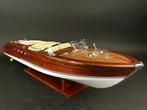 maquette riva 87 cm creme de Luxe en bois 1:10 - Modelboot