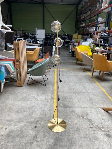 Lampadaire en métal doré avec accents en verre disponible aux enchères