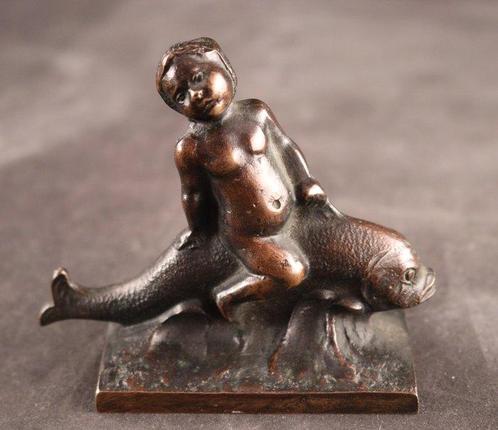 Antiek beeldje - sculptuur, Putto op dolfijn - 7 cm - Brons, Antiek en Kunst, Antiek | Keramiek en Aardewerk
