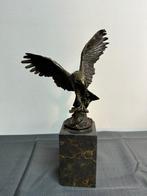 Figuur - Bronzefigur Adler mit Fisch - Brons, Marmer, Antiek en Kunst
