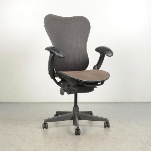 Bureaustoel Herman Miller Mirra 1 - Bruin - Mesh rugleuning, Maison & Meubles, Chaises de bureau, Enlèvement ou Envoi